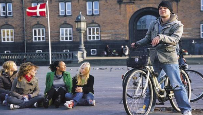 哥本哈根被喻為「自行車友之城」；自行車地位與汽車、行人相當，擁有專屬分隔道路區域。